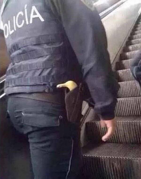 wtf pics - police with banana in holster - Olicia