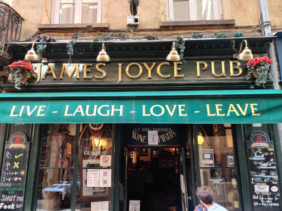 funny memes and pics - le james joyce - Ru James Joyce Pub Live Laugh Love Leave 1 Old Irish Whiskies G Wine Piris Jamesjoyle At Guinness Th $7 Please Respect The Neighbours And Ssd Conso Sed Sud Shut The Feok up dige for fiche denak 3
