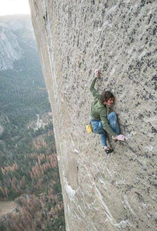 czech climber adam ondra free climbing el capitan in yosemite national park amazing