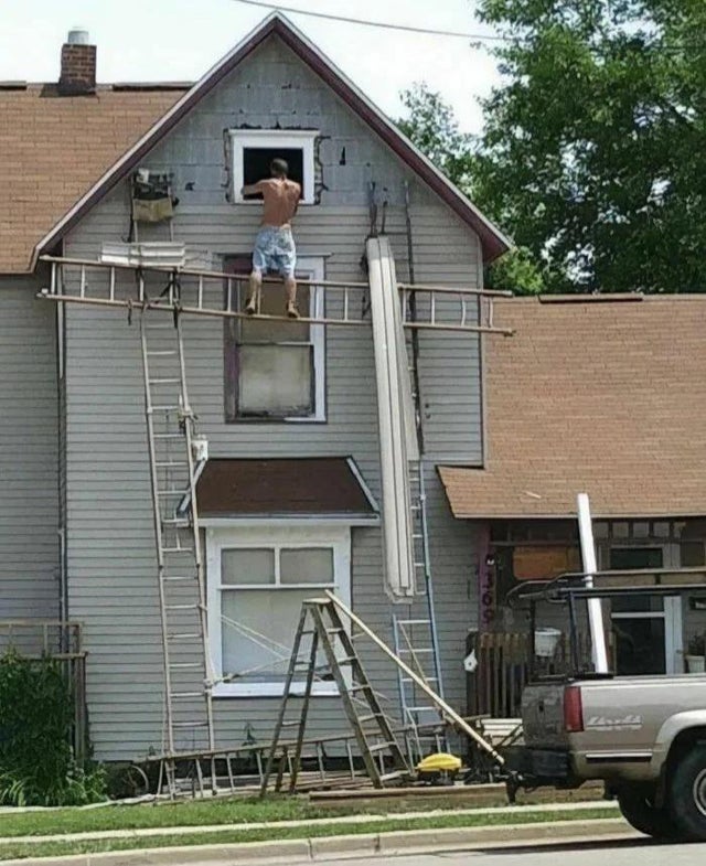 safety fails - ladder scaffolding - World