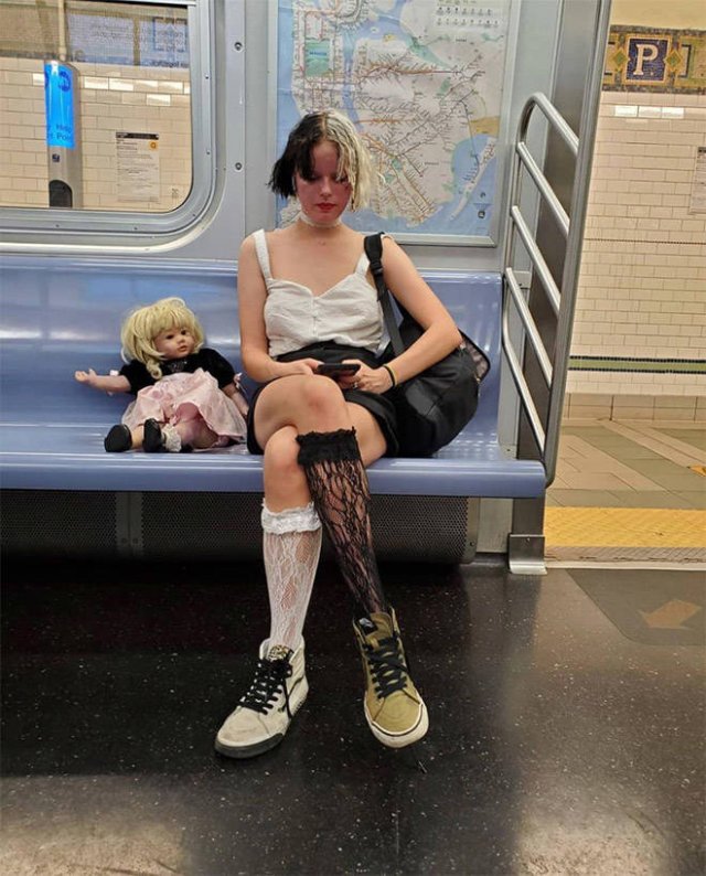 27 Weird Thing Seen In The Subway Probably Going To Their Valentine