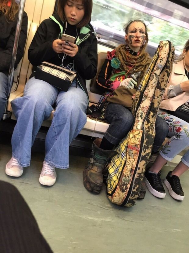 27 Weird Thing Seen In The Subway Probably Going To Their Valentine