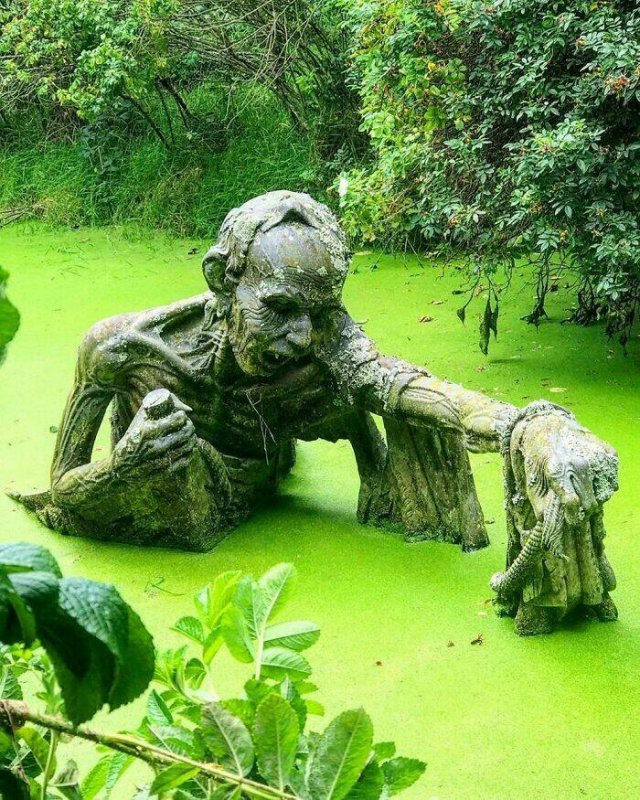 13 Weird Statues Who Probably Move At Night