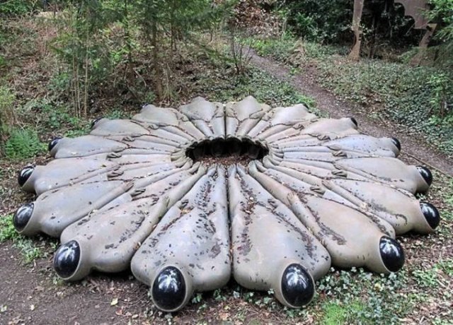 13 Weird Statues Who Probably Move At Night