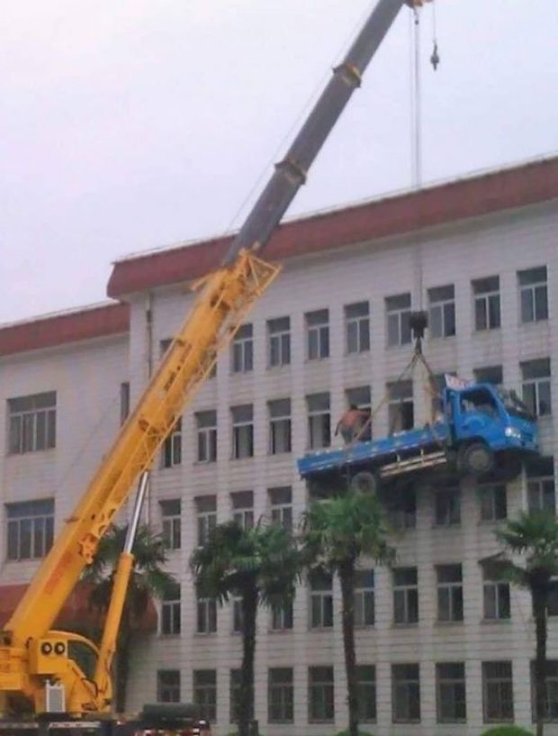 21 WTF Buildings Mixed With Safety Fails For Your Leisure