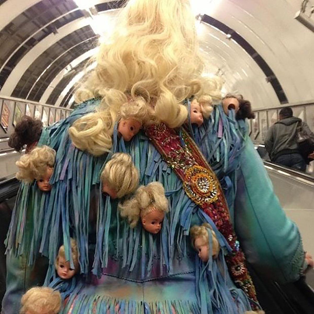 смешно одетые люди в метро