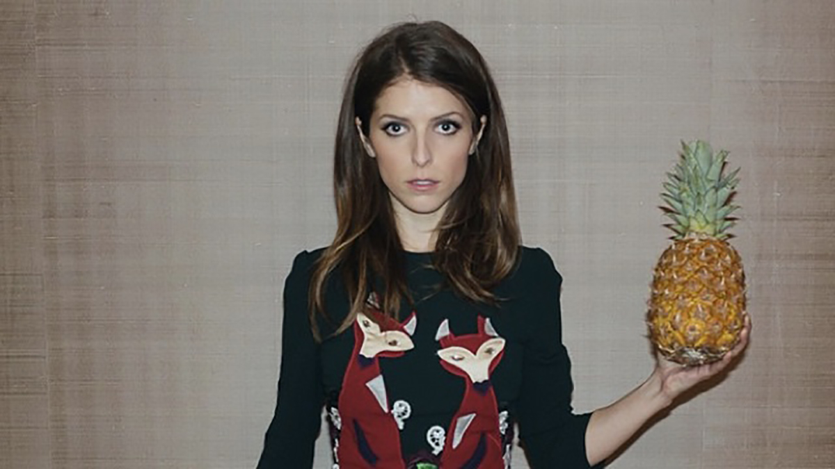 Anna Kendrick holding a pineapple in 2016.