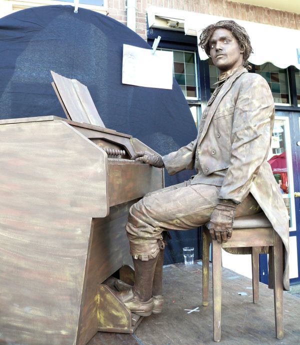 Living Statues Around the World