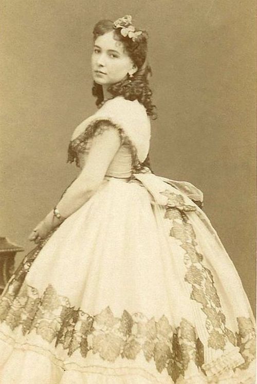 Striking French beauty and famed courtesan Cora Pearl