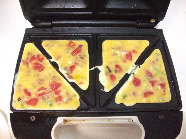 Omelets are delicious but you have to be Bobby Flay to flip them correctly. Skip the stress by making it in a sandwich press instead!