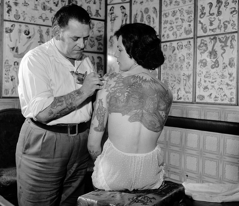 Les Skuse working on Pam Nash'sback tattoo, 1960.
