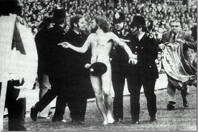 Naked runner. England. 1975.