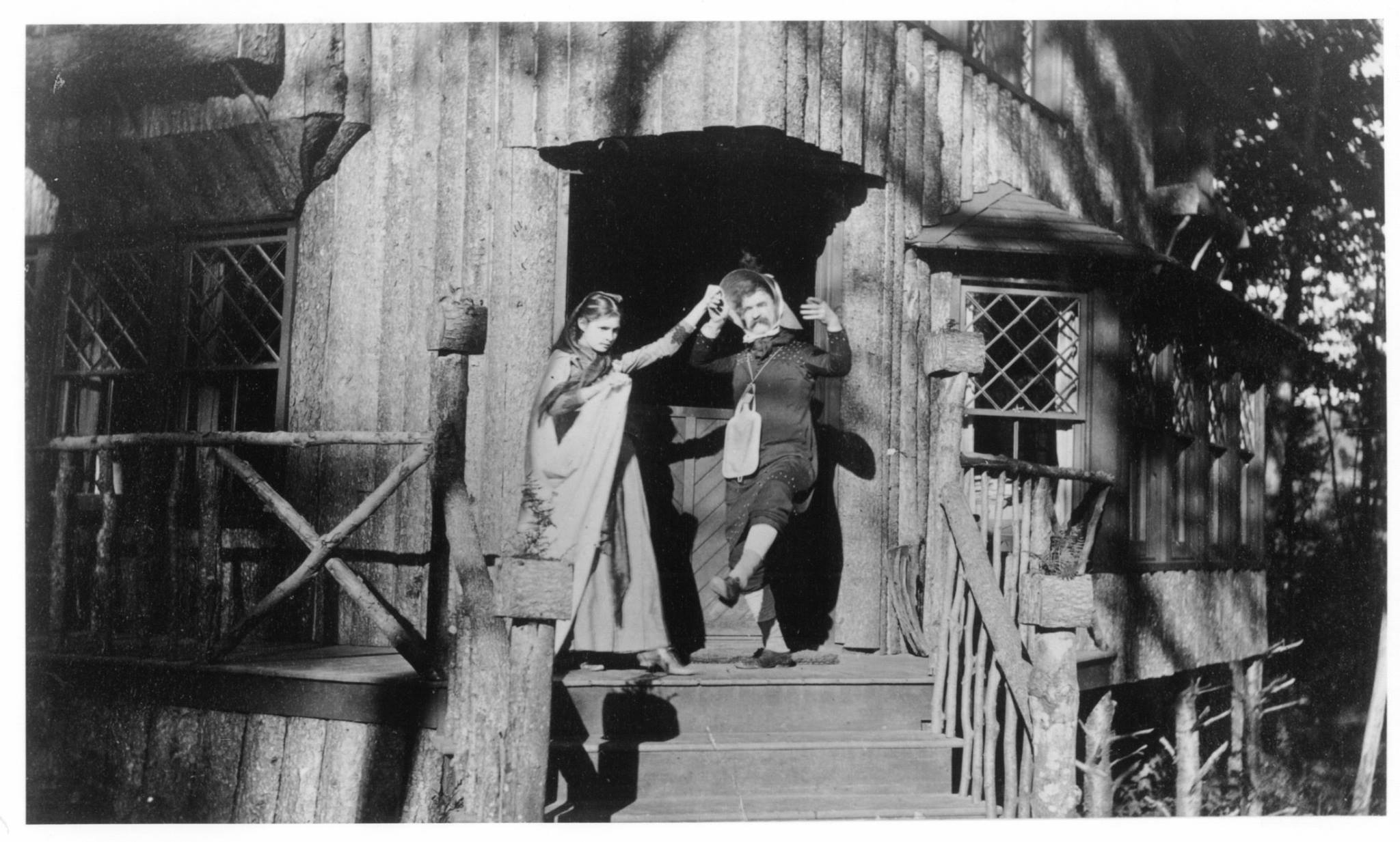 Mark Twain goofing around with his daughter (1895).