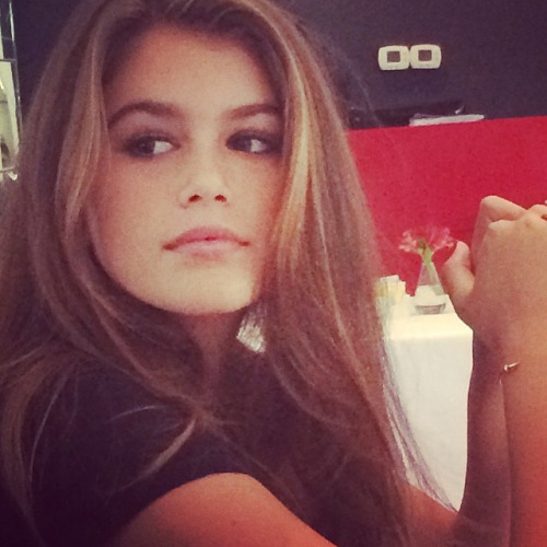 This is Cindy Crawford's daughter.  Cindy is currently 49, and her daughter Kaia is 13.