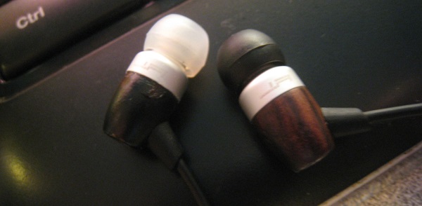 Use different color for your earphone tips to differentiate left and 

right side easily.