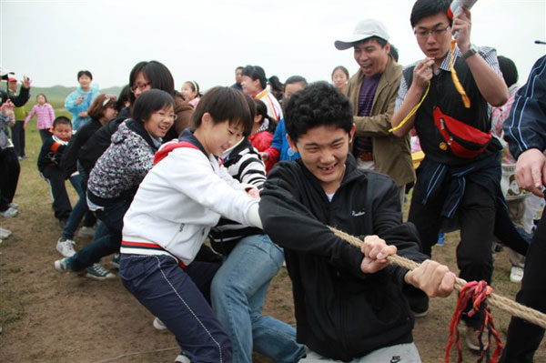 During a massive 800 people tug of war held in Taipei, Taiwan Yang 

Chiung-ming and Chen Ming-kuo had their arms ripped from their bodies 

due to the force.