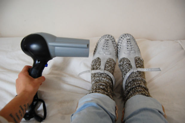 You’ve hadenough of blisters when breaking in new shoes? For a stretching effect, wear a thick pair of socks in the shoes and heat them up with a hairdryer.