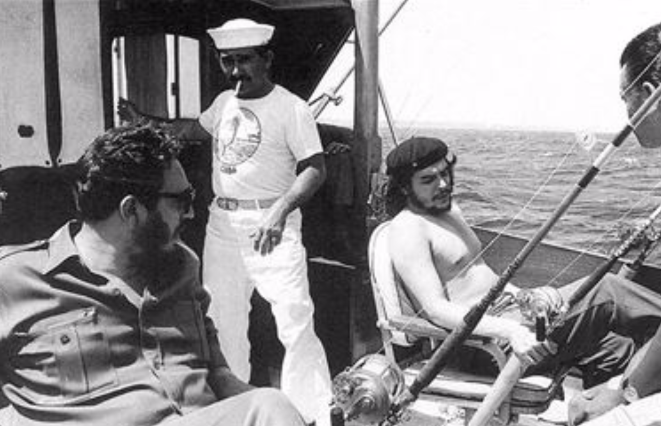 Fidel Castro and Che Guevara fishing in 1960.