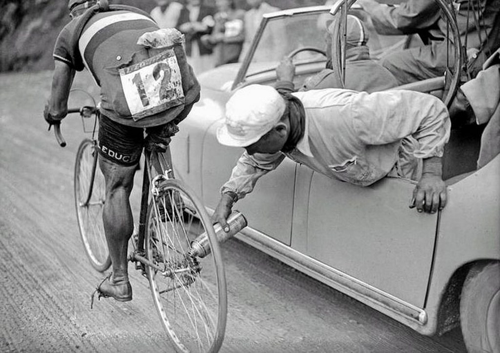 Italian cyclist Gino Sciardis getting his bike lubricated during the 1949 

Tour de France.