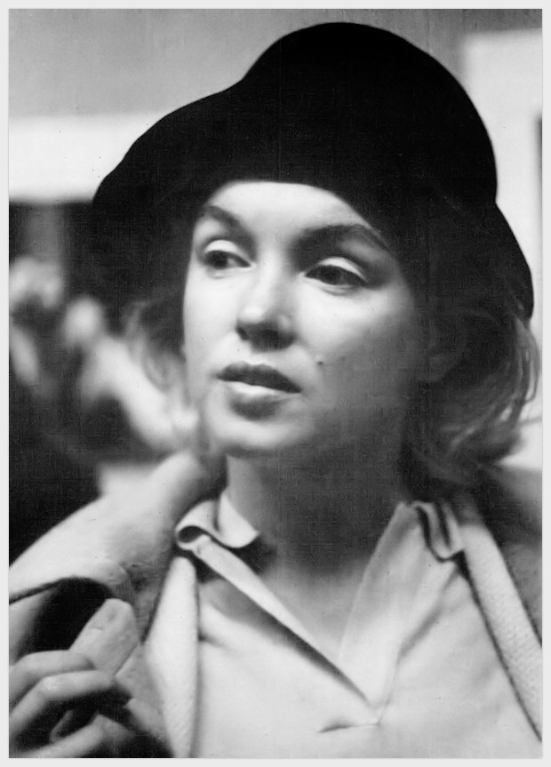 Marilyn Monroe without makeup in New York, 1955.