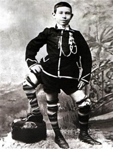 Lentini was born in 1889 in Rosolini in the province of Sirocusa, Sicily as one of twelve children. Technically, he was one of 12 and a half children. His twin brother, who consisted of a leg and a set of genitals, was born attached to Francesco’s spine. While he was billed as ‘The Man With Three Legs’, Lentini actually had four feet as a small malformed secondary foot protruded from his third leg. Thus in total he had three legs, four feet, sixteen toes and two sets of functioning male genitals. Furthermore, to complicate his life further, all of Francesco’s legs were of different lengths.