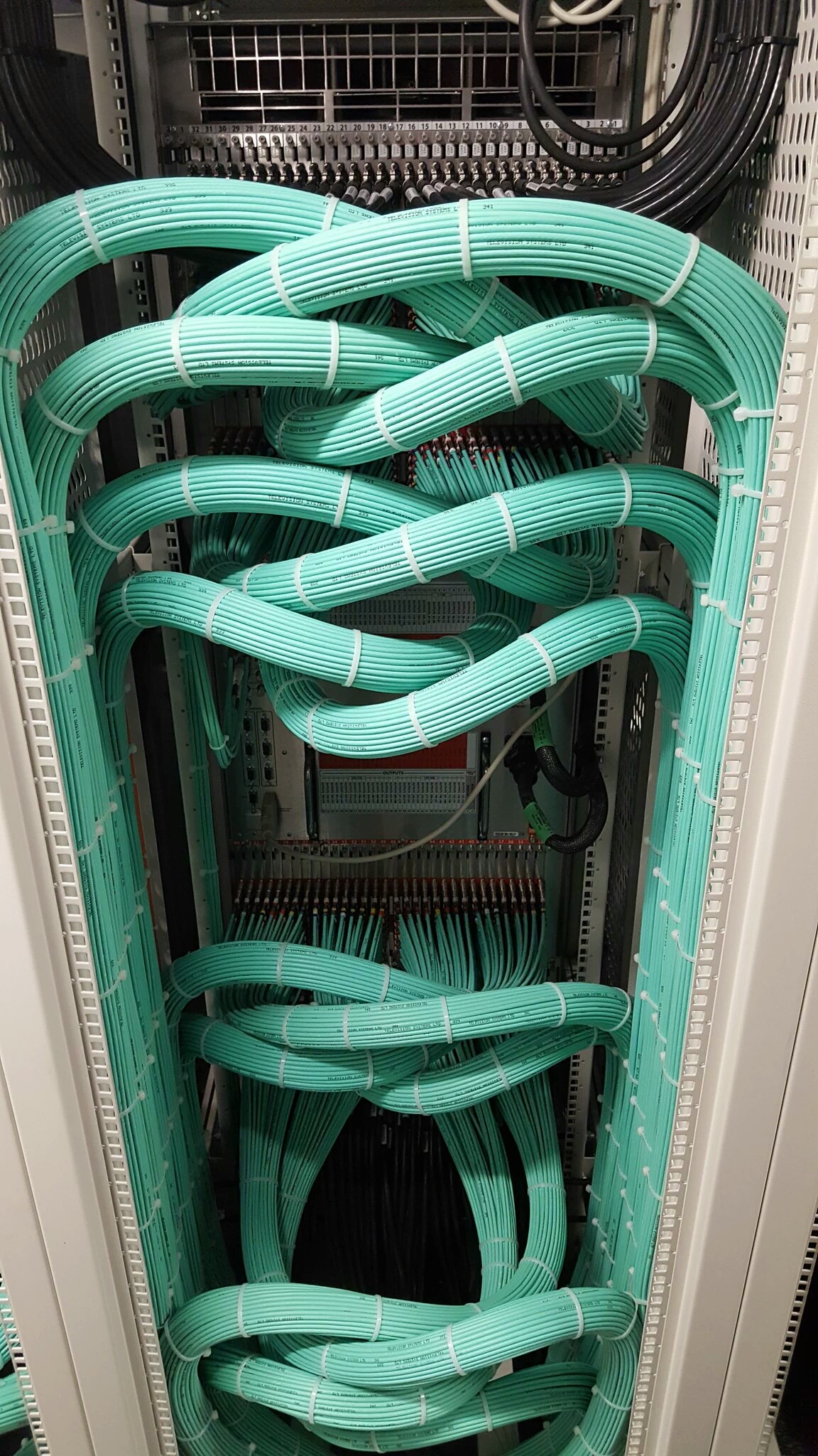random pic satisfying cable management