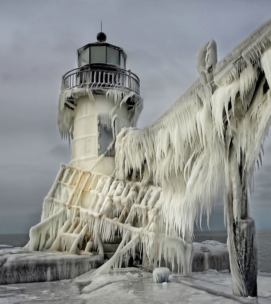 ice covered lighthouse - Ud