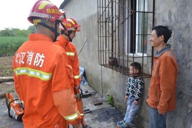 chinese kid head stuck in window -