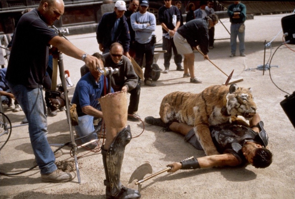 On set photos of making the scene of the fight with the tiger in the movie The Gladiator.