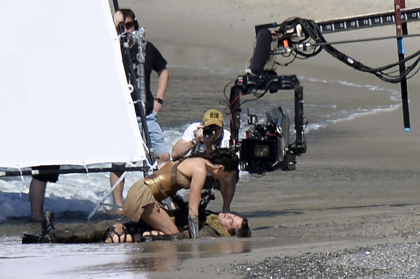 Behind the scenes picture of Gal Gadot on the beach with Chris Pines in the movie Wonder Woman.