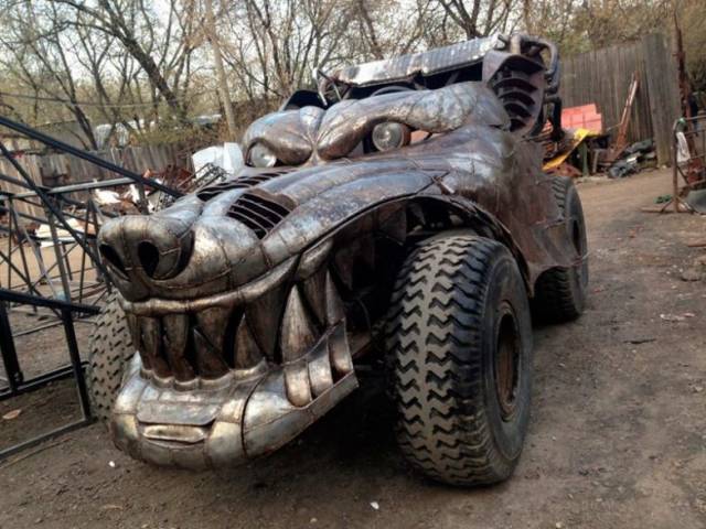 Awesome post apocalyptic truck.