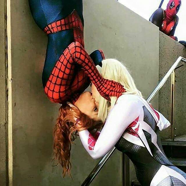 spider gwen and mary jane kiss