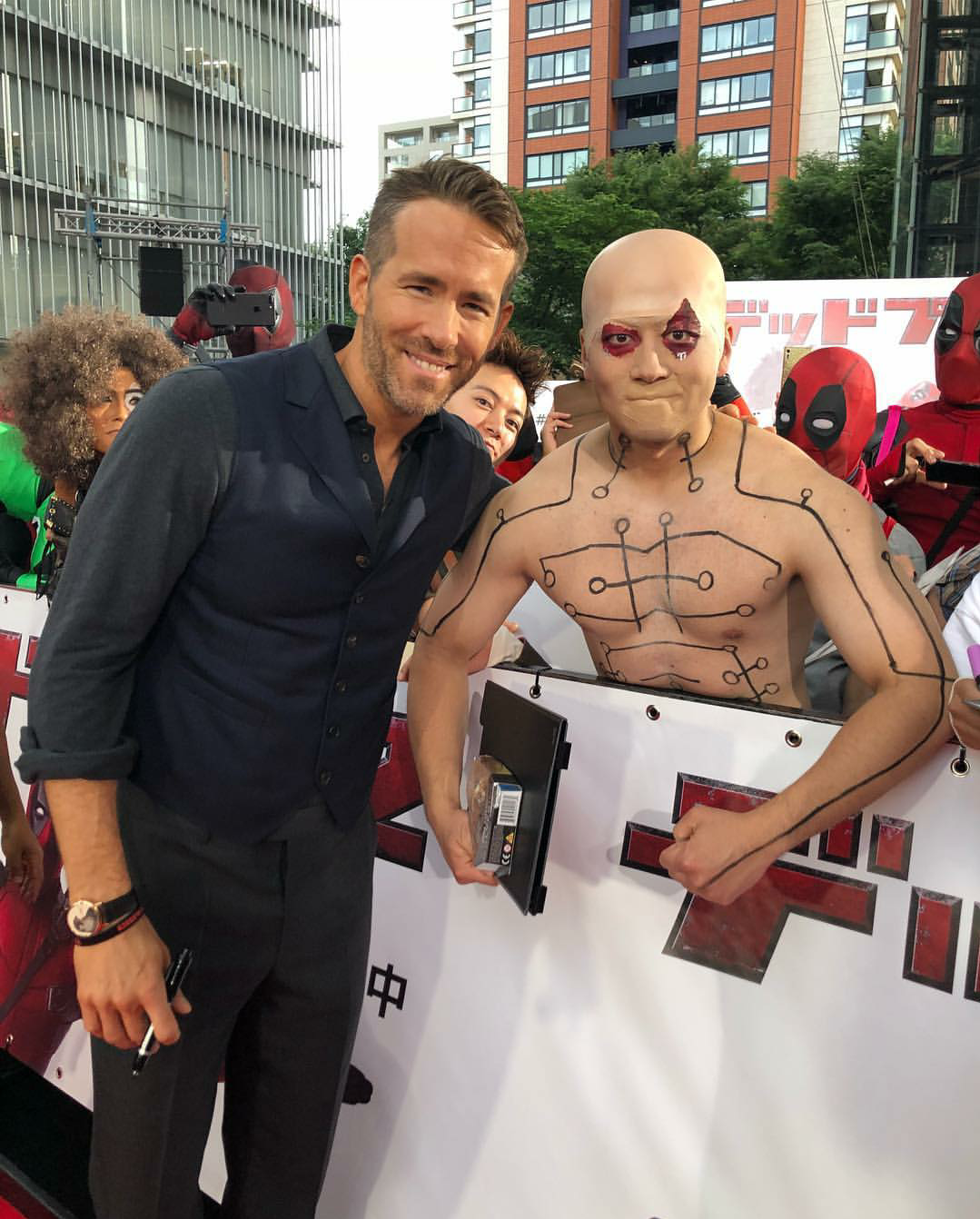 Ryan Reynolds poses with a dedicated Deadpool fan