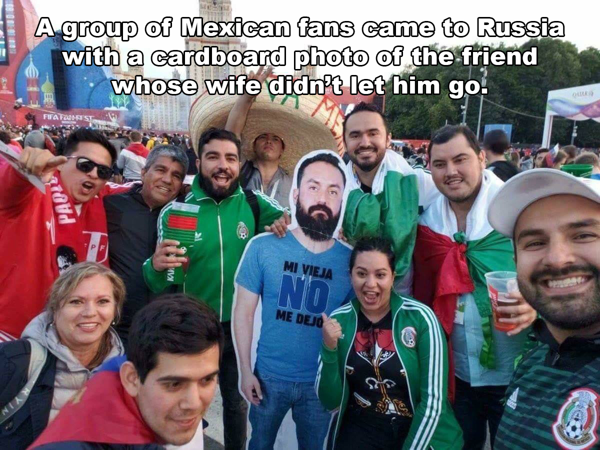 cardboard fan mexico - A group of Mexican fans came to Russia with a cardboard photo of the friend whose wife didn't let him go. Fifa Pad Mi Vieja