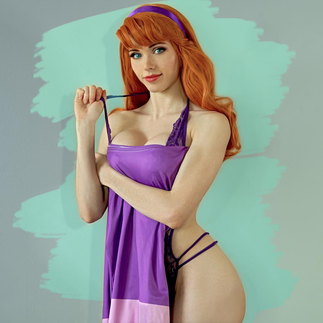 amouranth daphne cosplay