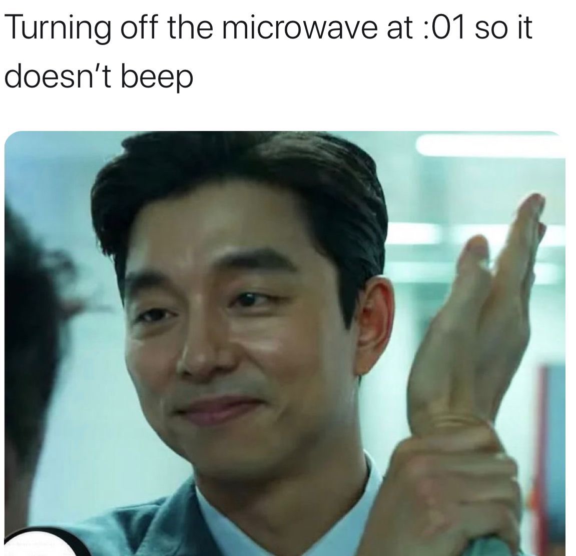 gong yoo - Turning off the microwave at 01 so it doesn't beep