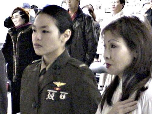Before departing, Neko's mom thanks the air force for taking her away