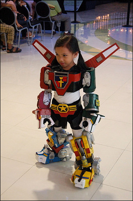 This little girl makes the cutiest Voltron EVER!!