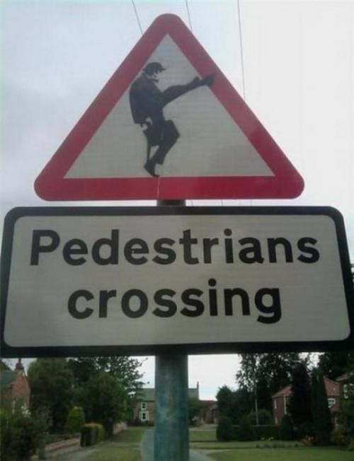 street sign - Pedestrians ! crossing