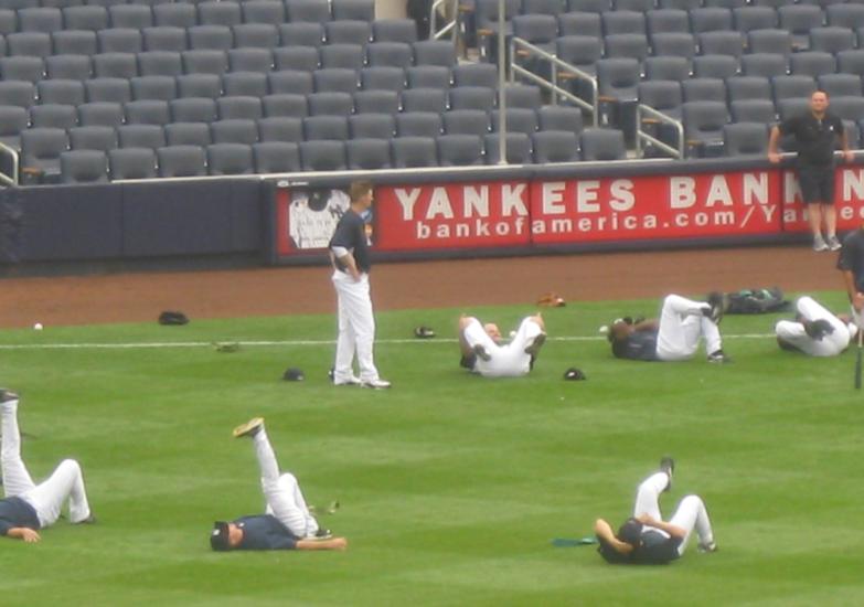 The Yankees just couldn't help themselves when they heard a funny joke out on the field. 