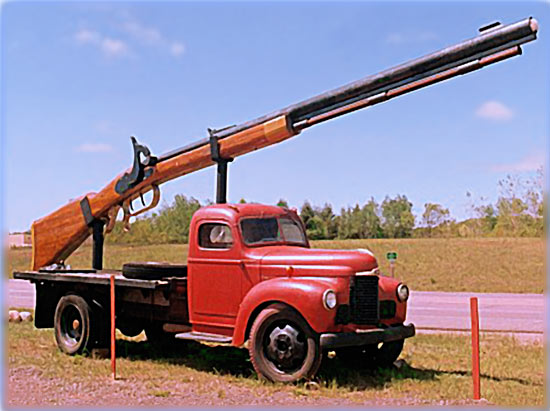 The largest working rifle is 10.18 m 33 ft 4 in long and belongs to James A. DeCaine USA.