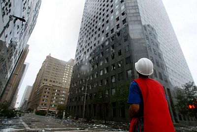 
On 13 / 9, a worker is facing tower JPMorgan Chase Tower in Houston, Texas USA, after Hurricane Ike landed in super cities coast with winds up to 177km/gio