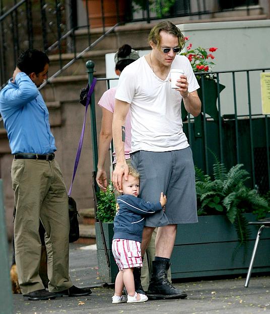 A fairly new picture of Heath Ledger as the Joker, and his daughter Matilda surfaces. 