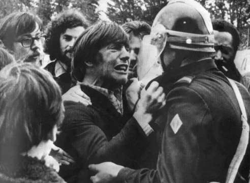 Two childhood friends unexpectedly reunite on opposite sides of a demonstration in 1972.
