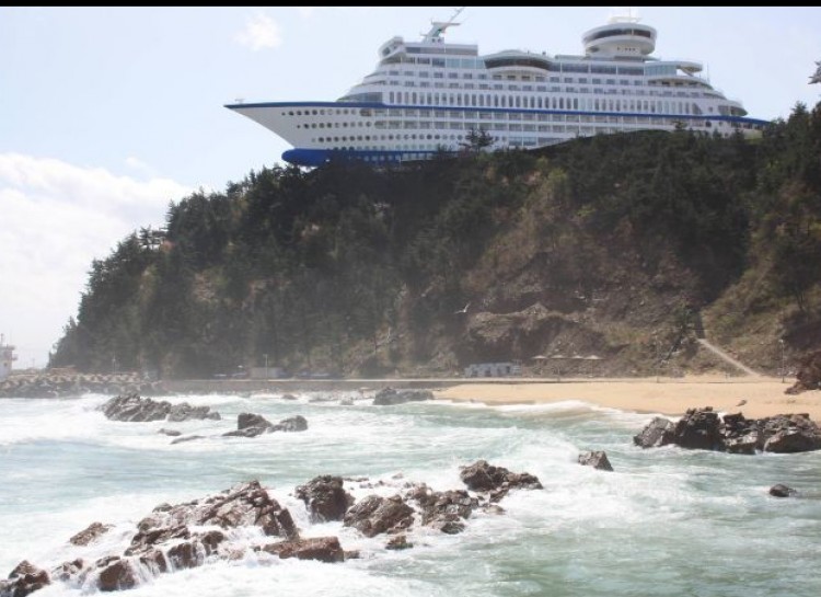 This is the Sun Cruise Resort of South Korea, and it was designed on the cliff to resemble a yacht.