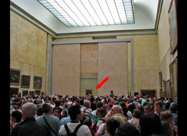 Viewing The Mona Lisa, The Lourve Museum In Paris