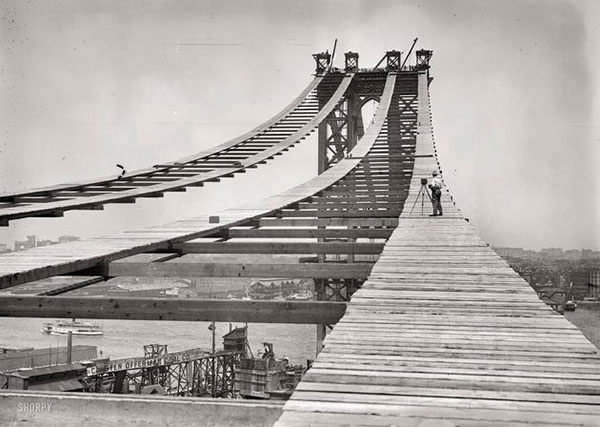 Construction of the Manhattan Bridge in 1908