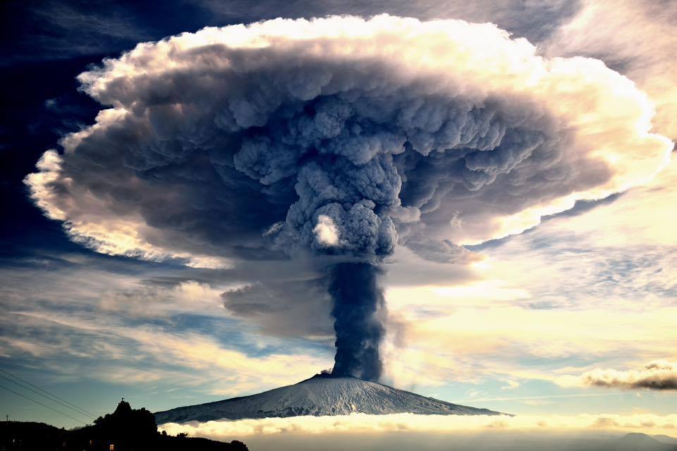 Spectacular image of the pyrocumulus cloud above Etna volcano