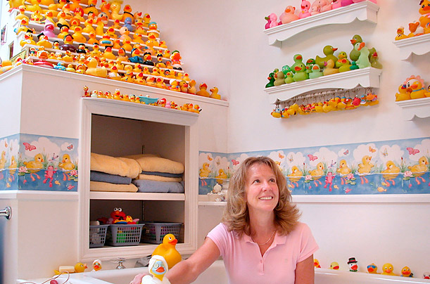 Valli Hammer's collection of rubber ducks, no two of them alike ,was not the world's largest when this photo was taken. The 2,469 ducks she possessed were several hundred fewer than those held by a woman in California who claims the world record.