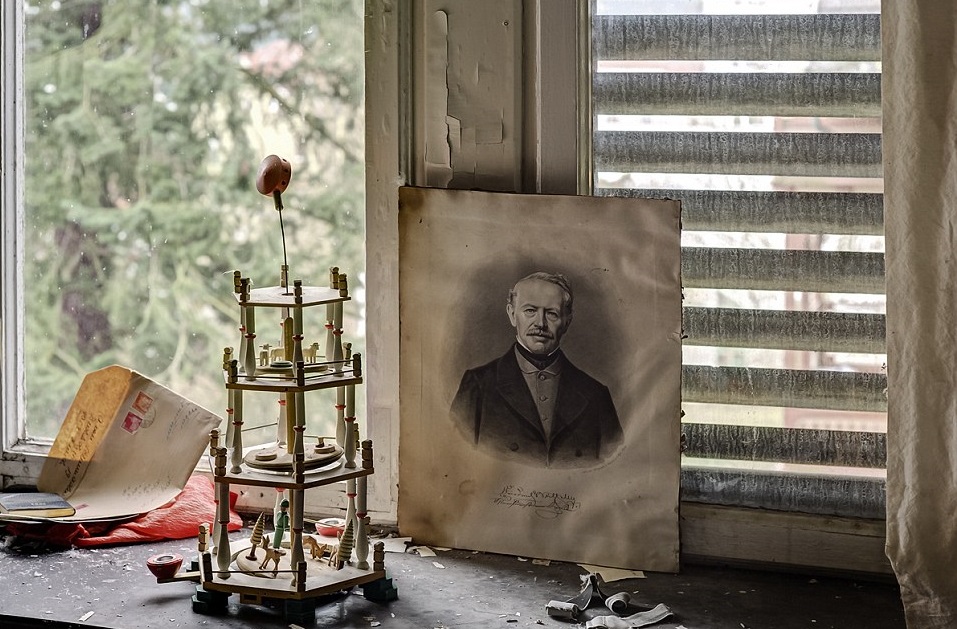 Creepy Photos Of Doctor's Deserted Mansion